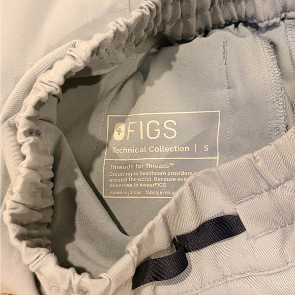 FIGS SCRUBS - Picture 5 of 5